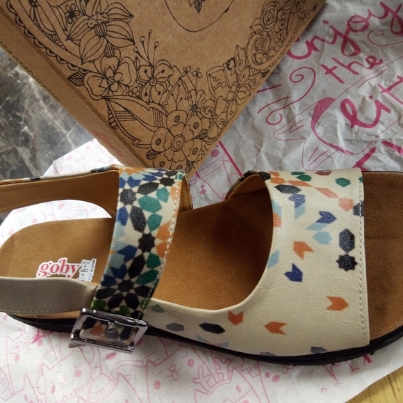🆕Goby SandalsNEW🍀Size 11🍀New in box📦 fits to size,lovey neutral color print - Picture 6 of 16